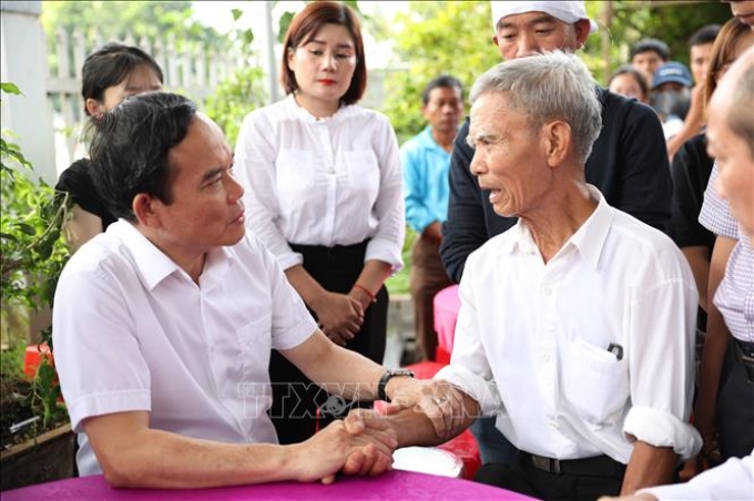 Phó Thủ tướng Chính phủ Trần Lưu Quang thăm hỏi, động viên gia đình nạn nhân trong vụ việc.