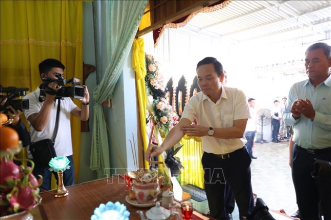 Phó Thủ tướng Chính phủ Trần Lưu Quang viếng cán bộ xã Ea Tiêu, huyện Cư Kuin.