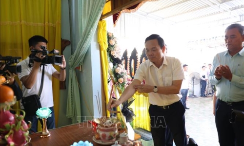 Vụ dùng súng tấn công tại Đắk Lắk: Phó Thủ tướng Trần Lưu Quang thăm, viếng các nạn nhân