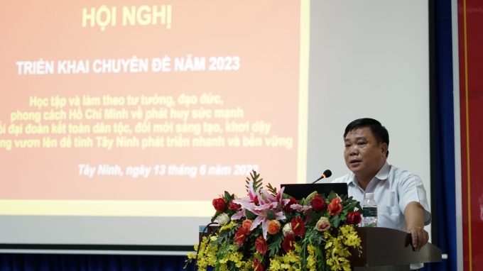 Đồng chí Lê Thành Công, Phó trưởng Ban Tuyên giáo Tỉnh uỷ báo cáo nội dung chuyên đề năm 2023 của tỉnh.