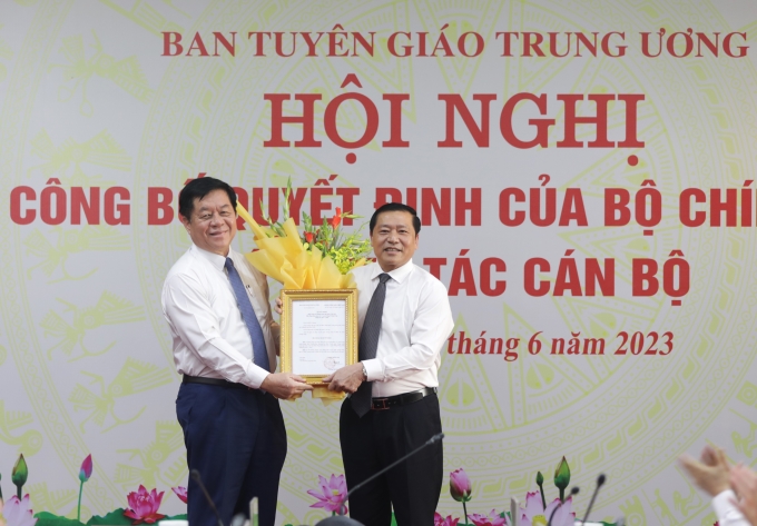 Đồng chí Nguyễn Trọng Nghĩa trao Quyết định Chủ tịch Hội đồng Khoa học các cơ quan Đảng Trung ương và tặng hoa chúc mừng cho đồng chí Lại Xuân Môn.