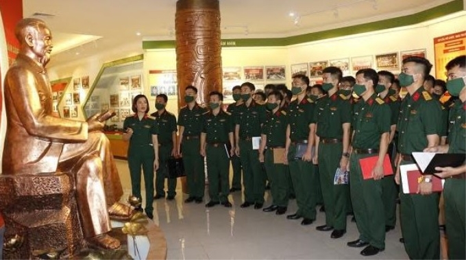 Giới thiệu truyền thống Trường Sĩ quan Chính trị - Ảnh: Nguyễn Hồng Quân