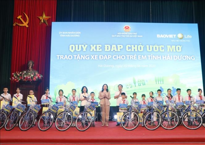 Phó Chủ tịch nước Võ Thị Ánh Xuân và lãnh đạo Bộ Lao động, Thương binh và Xã hội, lãnh đạo tỉnh Hải Dương trao tặng xe đạp cho trẻ em hoàn cảnh khó khăn. Ảnh: Mạnh Tú/TTXVN