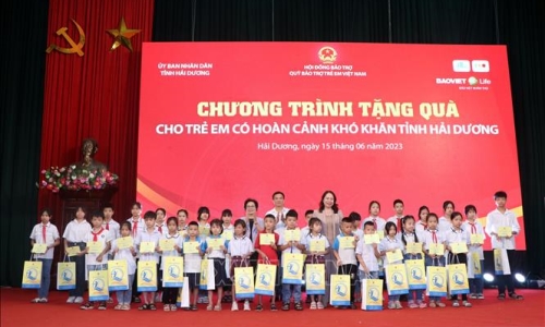 Phó Chủ tịch nước Võ Thị Ánh Xuân trao quà tặng học sinh vượt khó học giỏi