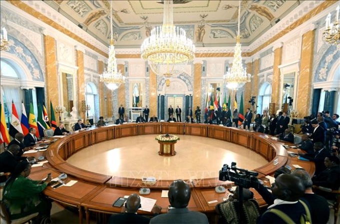Toàn cảnh cuộc gặp giữa Tổng thống Nga Vladimir Putin và phái đoàn các nhà lãnh đạo châu Phi tại Strelna, ngoại ô Saint Petersburg (Nga), ngày 17/6/2023. Ảnh: AFP/TTXVN