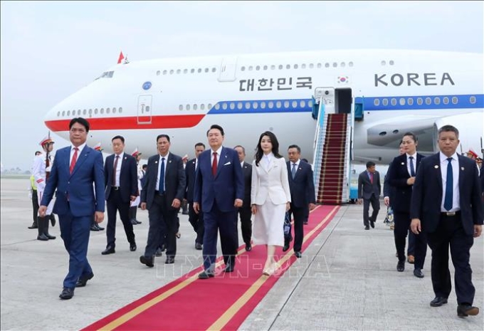 Lễ đón Tổng thống Hàn Quốc Yoon Suk Yeol và Phu nhân tại Sân bay quốc tế Nội Bài. Ảnh: An Đăng/TTXVN