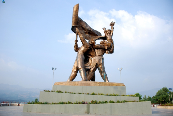 Tượng đài chiến thắng Điện Biên Phủ - đồi D1 - thành phố Điện Biên Phủ.