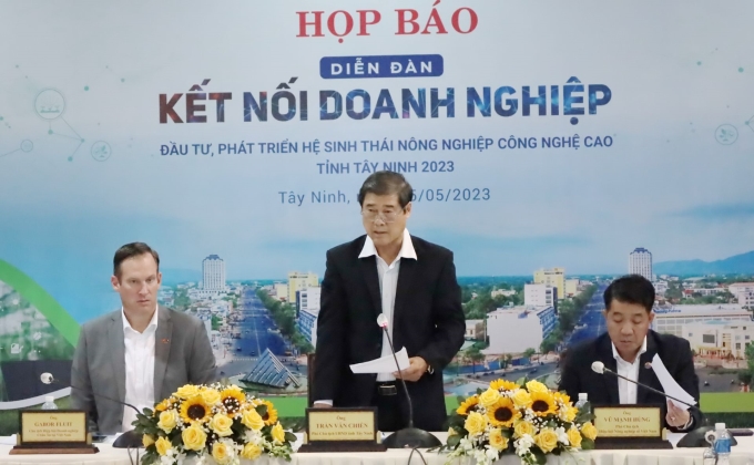 Đồng chí Trần Văn Chiến- Phó Chủ tịch UBND tỉnh, Trưởng Ban tổ chức trả lời các câu hỏi của phóng viên tại buổi họp báo.