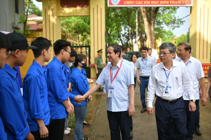 Bộ trưởng động viên sinh viên tình nguyện làm nhiệm vụ tại Điểm thi Trường THPT Yên Mỹ, Hưng Yên