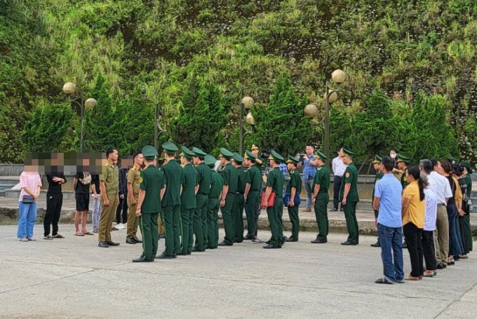 Công an tỉnh Bokeo (Lào) bàn giao các trường hợp cho Công an tỉnh Hà Tĩnh, tháng 6/2023. Ảnh: TTXVN phát