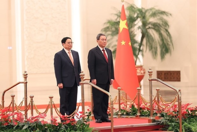Thủ tướng Lý Cường chủ trì Lễ đón Thủ tướng Phạm Minh Chính thăm chính thức Trung Quốc. (Ảnh: TTXVN)