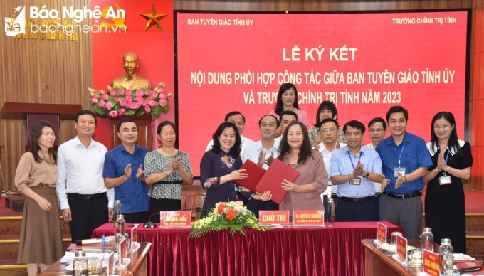 Ký kết chương trình phối hợp giữa Ban Tuyên giáo Tỉnh ủy và Trường Chính trị tỉnh Nghệ An năm 2023. Ảnh: Thanh Lê