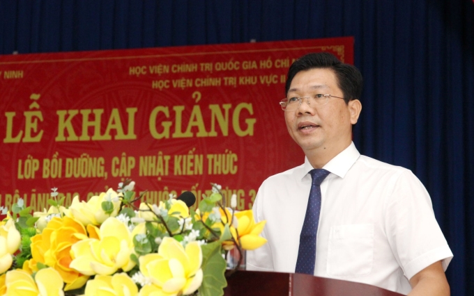 Phó Bí thư Tỉnh uỷ Nguyễn Mạnh Hùng phát biểu tại lớp bồi dưỡng.