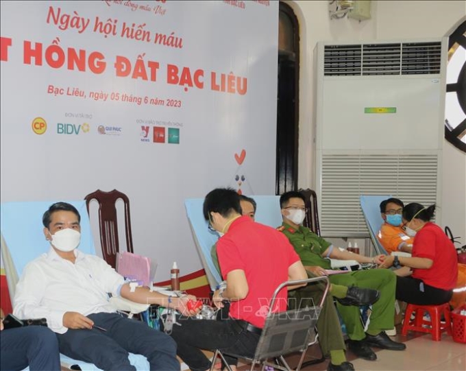 Cán bộ, công chức, viên chức tỉnh Bạc Liêu tích cực tham gia hiến máu. Ảnh: Tuấn Kiệt/TTXVN