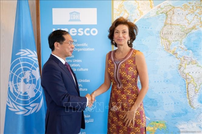 Tổng Giám đốc UNESCO Audrey Azoulay đón tiếp Bộ trưởng Ngoại giao Bùi Thanh Sơn, ngày 5/6 tại trụ sở UNESCO ở thủ đô Paris. Ảnh: TTXVN phát