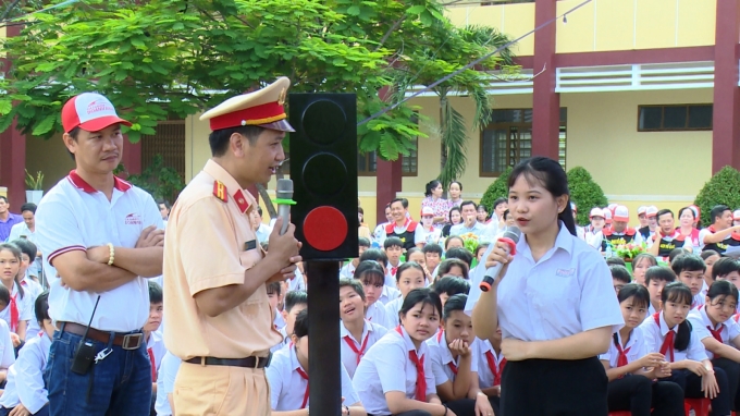 Phòng CSGT Công an tỉnh tổ chức tuyên truyền pháp luật về ATGT cho học sinh trên địa bàn xã Định Hiệp, huyện Dầu Tiếng