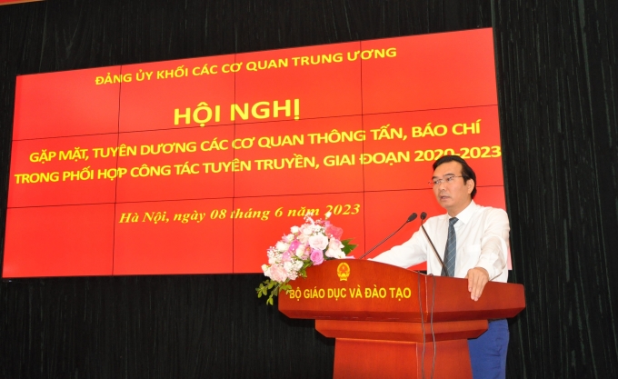 Đồng chí Nguyễn Minh Chung, Trưởng ban Tuyên giáo Đảng ủy Khối các cơ quan Trung ương báo cáo tại Hội nghị.