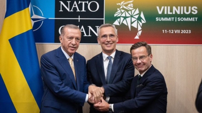 Từ trái sang, Tổng thống Thổ Nhĩ Kỳ Recep Tayyip Erdogan, Tổng thư ký NATO Jens Stoltenberg và Thủ tướng Thụy Điển Ulf Kristersson chụp ảnh chung sau cuộc gặp ngày 10/7 tại Vilnius. Ảnh: Twitter