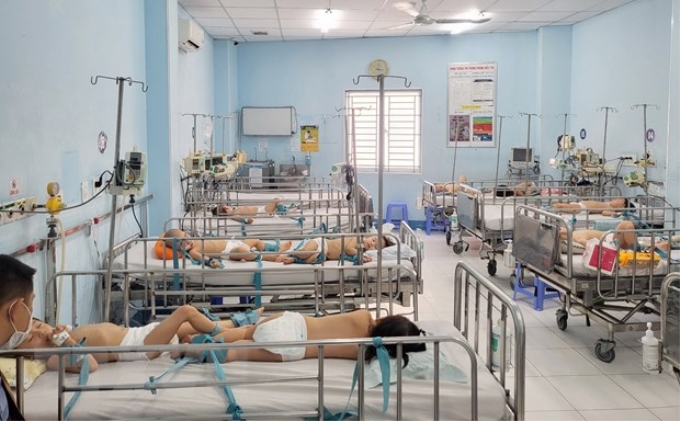 Khoa Nhiễm-Thần kinh, Bệnh viện Nhi đồng 1 Thành phố Hồ Chí Minh phải cho 2 trẻ nằm ghép trên một giường bệnh.