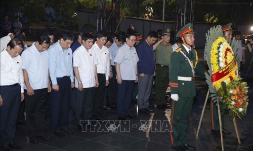 Chủ tịch Quốc hội Vương Đình Huệ dâng hương tưởng niệm các anh hùng liệt sỹ tại tỉnh Quảng Trị