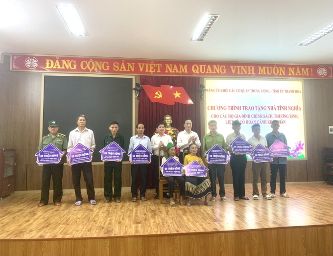 Lãnh đạo Đảng ủy Khối các cơ quan Trung ương trao tặng nhà tình nghĩa cho các gia đình chính sách huyện Thường Xuân, Thanh Hóa.