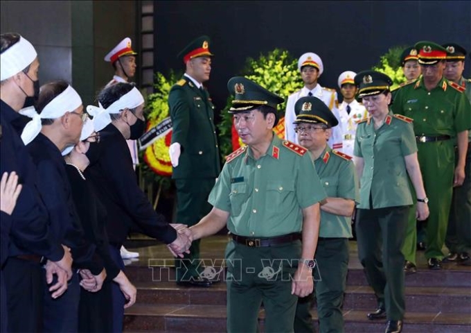 Thượng tướng Trần Quốc Tỏ, Thứ trưởng Bộ Công an chia buồn cùng gia đình đồng chí Nguyễn Khánh. Ảnh: An Đăng/TTXVN