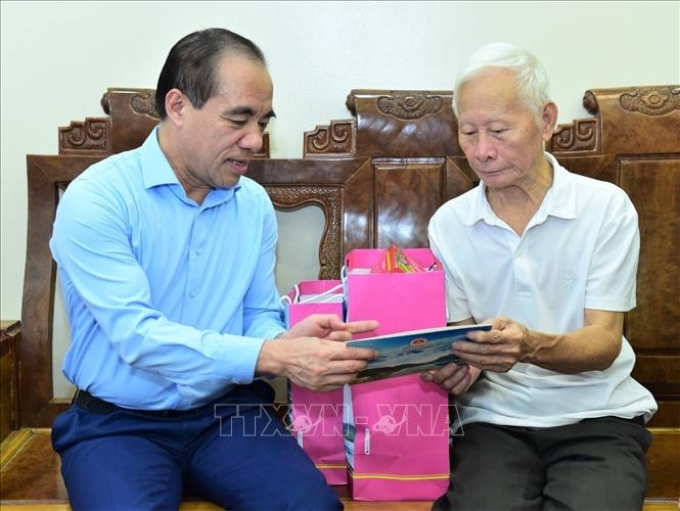 Bí thư Tỉnh ủy Tuyên Quang Chẩu Văn Lâm tặng quà cho người có công tại thành phố Tuyên Quang. Ảnh: TTXVN phát
