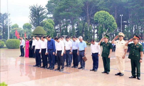 Trưởng Ban Nội chính Trung ương dâng hương tưởng niệm các Anh hùng Liệt sỹ tại Đắk Lắk