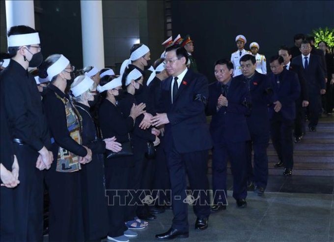 Chủ tịch Quốc hội Vương Đình Huệ chia buồn cùng gia đình đồng chí Nguyễn Khánh. Ảnh: An Đăng/TTXVN