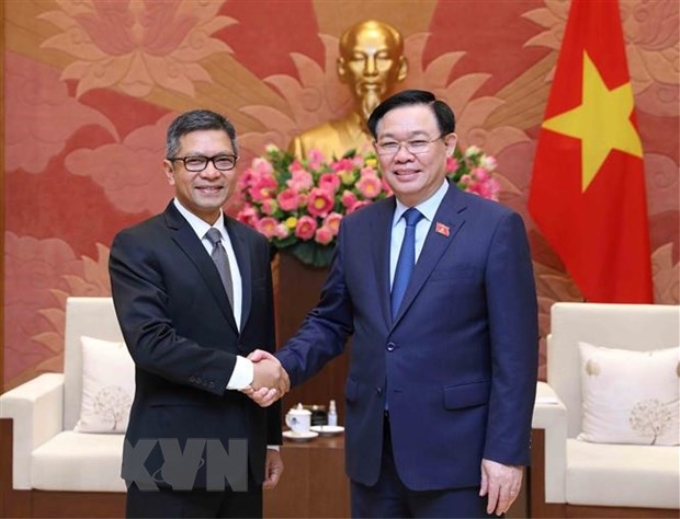 Chủ tịch Quốc hội Vương Đình Huệ tiếp Đại sứ Indonesia tại Việt Nam Denny Abdi. (Ảnh: TTXVN)