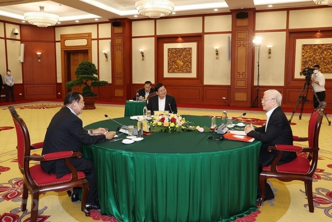 Tổng Bí thư Nguyễn Phú Trọng, Tổng Bí thư Đảng Nhân dân Cách mạng Lào Thongloun Sisoulith và Chủ tịch Đảng Nhân dân Campuchia Hun Sen tại cuộc gặp cấp cao Việt Nam - Lào - Campuchia. (Ảnh: TTXVN)