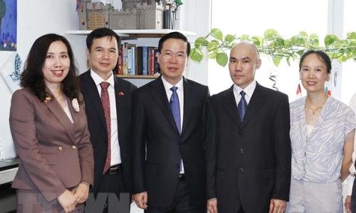Chủ tịch nước thăm gia đình Tiến sĩ Vật lý người Việt Nam tại Áo