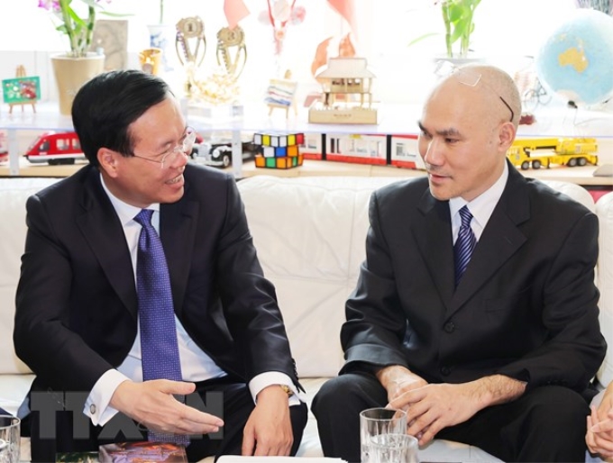 Chủ tịch nước Võ Văn Thưởng thăm Tiến sỹ Vật lý Nguyễn Duy Hà. (Ảnh: TTXVN)