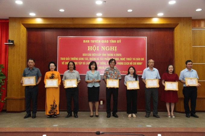 Đồng chí Nguyễn Thị Xuân Hương, Trưởng Ban Tuyên giáo Tỉnh ủy Tây Ninh trao giải thưởng cho các tác giả đạt giải sáng tác, quảng bá văn học, nghệ thuật và báo chí với chủ đề “Học tập và làm theo tư tưởng, đạo đức, phong cách Hồ Chí Minh” đợt 1, giai đoạn 2021 - 2025
