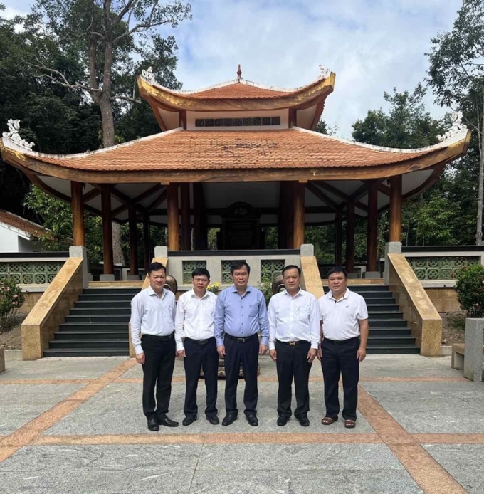 Đồng chí Phan Xuân Thủy, Phó trưởng Ban Tuyên giáo Trung ương và các đồng chí lãnh đạo các Vụ, lãnh đạo Ban Tuyên giáo Tỉnh ủy Tây Ninh thăm Khu di tích.