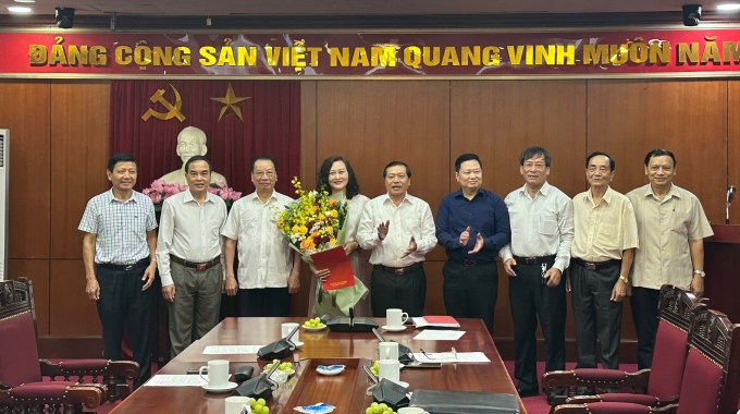 Đồng chí Lại Xuân Môn và các đồng chí trong Hội đồng Khoa học các cơ quan Đảng Trung ương tặng hoa chúc mừng đồng chí Nguyễn Thị Thanh Hà. (Ảnh: TA)