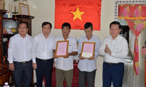 Trưởng Ban Tuyên giáo Trung ương Nguyễn Trọng Nghĩa trao tặng nhà tình nghĩa tại Tiền Giang