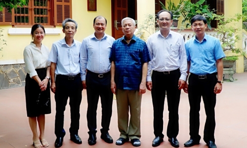 Đồng chí Lê Hải Bình thăm, tặng quà nguyên lãnh đạo Ban Tuyên giáo Trung ương
