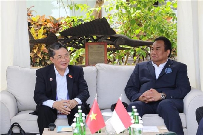 Phó Chủ tịch Quốc hội Nguyễn Đức Hải trao đổi với Phó Chủ tịch Quốc hội Indonesia Rachmad Gobel bên lề Cuộc gặp các nhà lãnh đạo ASEAN-AIPA tại Labuan Bajo (Indonesia), tháng 5/2023. (Ảnh: TTXVN)