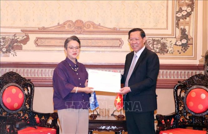 Ông Phan Văn Mãi, Chủ tịch UBND TP Hồ Chí Minh trao giấy mời Diễn đàn Kinh tế Thành phố Hồ Chí Minh năm 2023 cho bà Armida Salsiah Alisjahbana, Phó Tổng Thư ký Liên hợp quốc kiêm Thư ký Điều hành Ủy ban Kinh tế - xã hội khu vực châu Á - Thái Bình Dương của Liên hợp quốc.