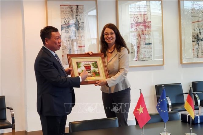 Tổng Thanh tra Chính phủ Đoàn Hồng Phong tặng quà lưu niệm cho Quốc vụ khanh Bộ Tư pháp liên bang Đức Angelika Schlunck. Ảnh: Mạnh Hùng/PV TTXVN tại Đức