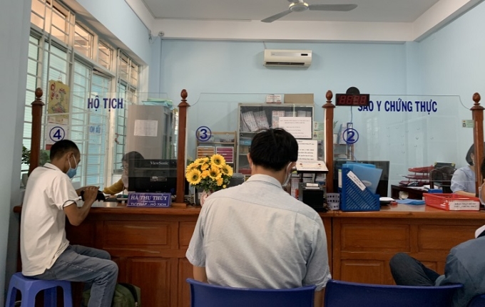 Người dân ngồi chờ làm các thủ tục hành chính tại UBND phường Phước Long B, quận 9, TP Hồ Chí Minh. Ảnh minh họa: Hoàng Tuyết/Báo Tin tức