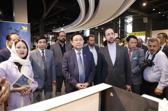 Chủ tịch Quốc hội Vương Đình Huệ thăm Trung tâm Công nghệ và Đổi mới sáng tạo Iran (IHIT). (Ảnh: TTXVN)