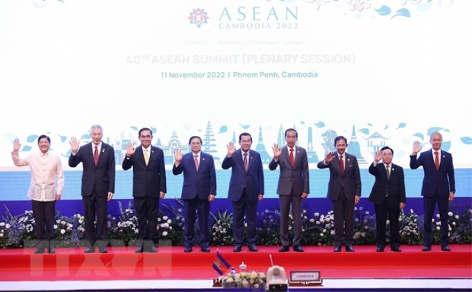 Thủ tướng Phạm Minh Chính và Trưởng đoàn các nước ASEAN chụp ảnh chung tại Phiên toàn thể Hội nghị cấp cao ASEAN lần thứ 40. (Ảnh: TTXVN)