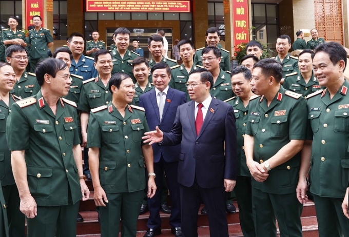 Chủ tịch Quốc hội Vương Đình Huệ với đại biểu và học viên của Học viện Quốc phòng. (Ảnh: TTXVN)