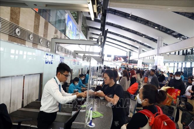 Hành khách làm thủ tục tại nhà ga T1 sân bay quốc tế Nội Bài. Ảnh tư liệu: Huy Hùng/TTXVN