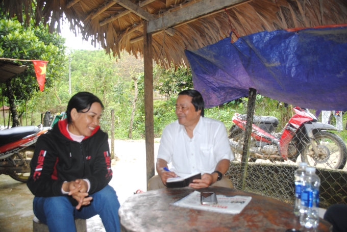 Chị Kring Thị Phao đang trao đổi với tác giả (bên phải) về khó khăn mà một phụ nữ dân tộc Ve lại đảm nhiệm vai trò là trưởng thôn.