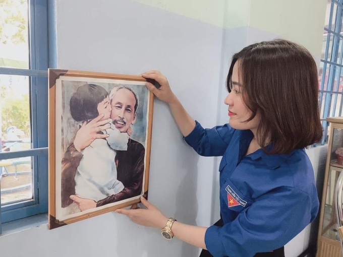 Cô giáo Trần Thị Mỹ Hạnh, đoàn viên chi đoàn Trường Mầm non Nước Trong với bức ảnh “Bác Hồ với thiếu nhi”.
