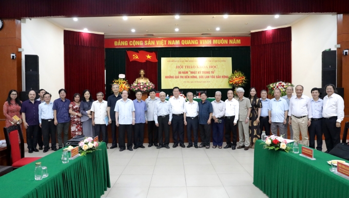 Đồng chí Nguyễn Trọng Nghĩa, Bí thư Trung ương Đảng, Trưởng ban Tuyên giáo Trung ương cùng các đại biểu chụp ảnh lưu niệm tại hội thảo. (Ảnh: TA)