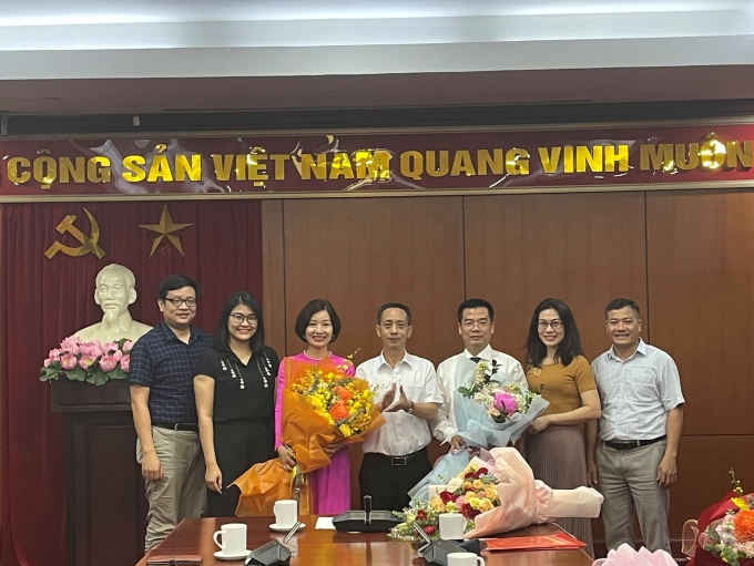Đồng chí Hà Dũng Hải - Vụ trưởng Vụ Tổng hợp tặng hoa chúc mừng đồng chí Đào Mai Phương và đồng chí Hoa Xuân Quỳnh.